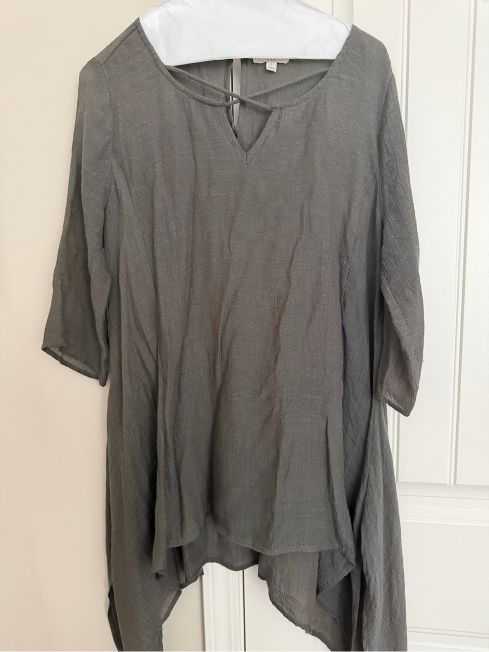 Umgee Gray Crinkled V-Neck Tunic with Crisscross Back